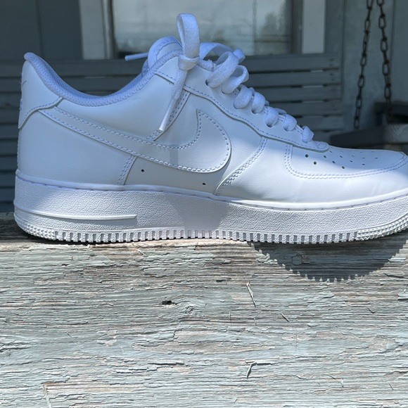 Nike Air Force 1s ‘07 Triple White Mens Size 9 - Picture 2 of 8